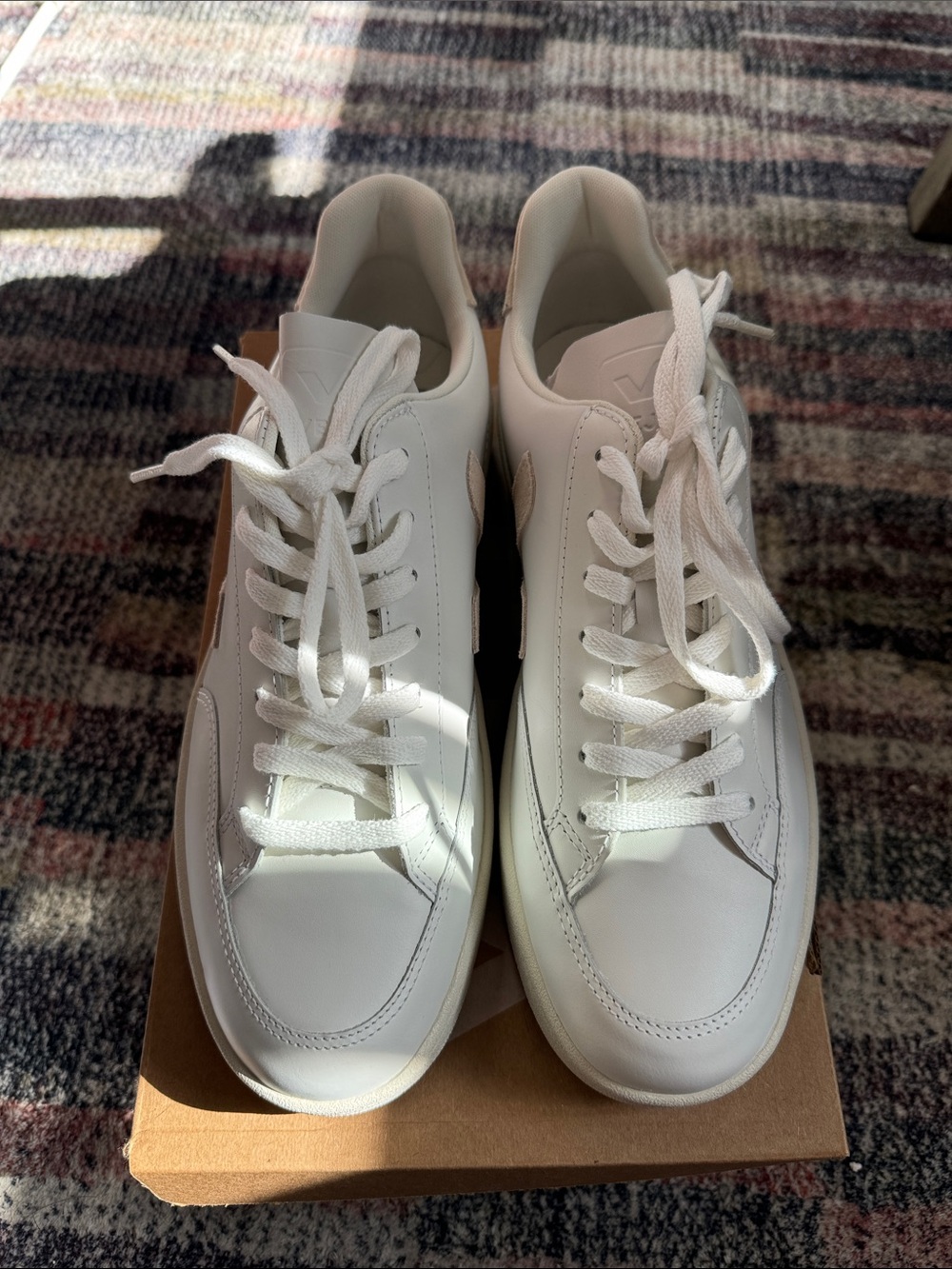 Veja V-12 Sneaker (Men’s 10 / EU 43)